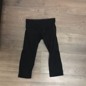 Black and grey reversible lululemon capris